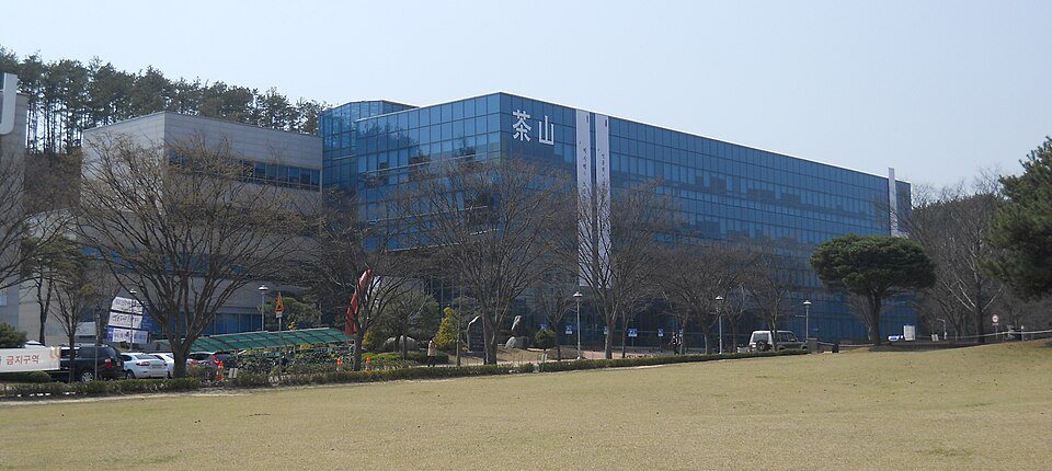 잔디밭 너머로 보이는 한국기술교육대학교 다산정보관 유리 건물 — 한국기술교육대 2027 정시