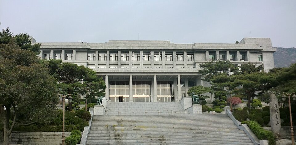 넓은 돌계단 위에 선 경남대학교 캠퍼스의 석조 건물 — 경남대 2027 정시