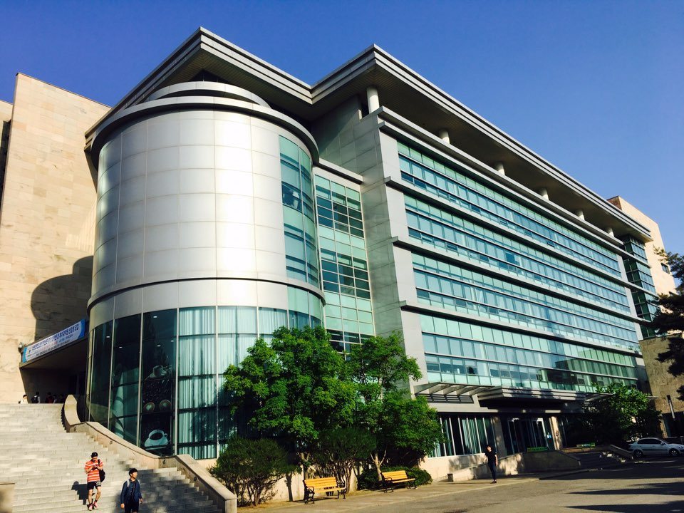 수원대학교 종합강의동 유리 외벽과 앞 계단 — 수원대 2027 정시